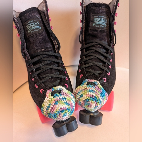 NEW, Crochet roller skate toe guards and heart lace charms, handmade - Picture 6 of 7